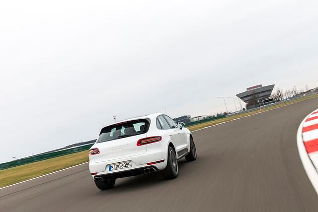 Performance-Paket, das heißt im Vergleich zum normalen Turbo ein Leistungsplus von nochmals 40 PS