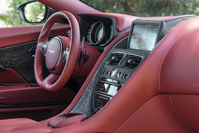 Im fein eingerichteten Innenraum wird einem Mercedes-Fahrer das eine oder andere bekannt vorkommen