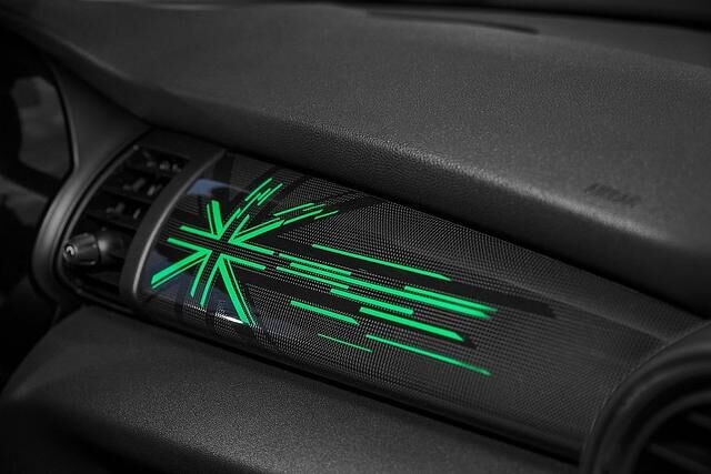 Auf dem Armaturenbrett des Mini Cooper erstrahlt jetzt auf Wunsch die britische Flagge