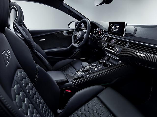 Das Cockpit ist ganz in schwarz gehalten