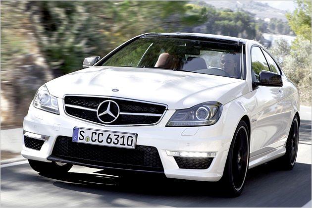 Mit schwarzer Querstrebe unten an der Schürze und zwei schnittigen Power Domes auf der Aluminium-Haube: Das Mercedes C 63 AMG Coupé