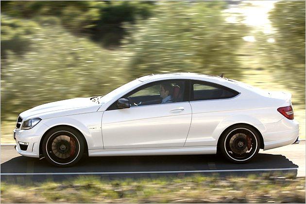 Das flache Coupé wirkt mit seiner stark geneigten Frontscheibe besonders sportlich