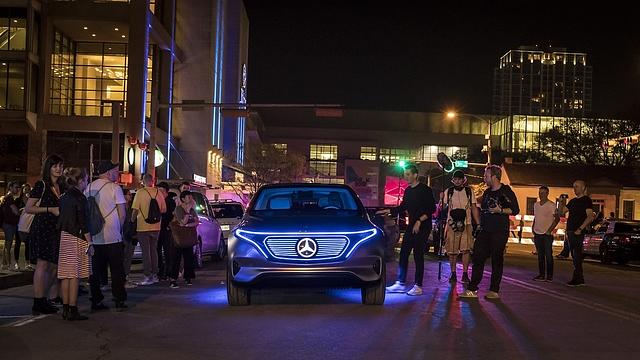 Für die Elektromobilität sind Batteriezellen in ausreichender Menge überlebenswichtig (Bild: Mercedes EQ auf Nachtfahrt)