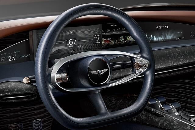 Hinterm Lenkrad ist dem Riesendisplay ein weiteres Display mit fahrrelevanten Informationen vorgelagert