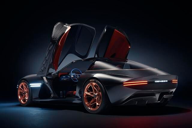 Wie es sich für ein Showcar gehört, bietet auch der Genesis Essentia auffällige Türöffnungsmechanismen