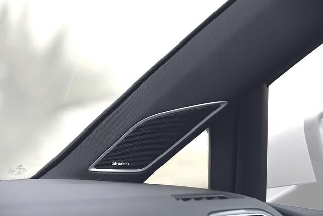 Wer beim VW Golf 680 Euro hinlegt, fährt mit acht Lautsprechern des renommierten dänischen Boxen-Bauers Dynaudio und einer 10-Kanal-Endstufe mit 400 Watt vom Hof.