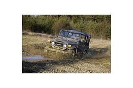 Toyota Land Cruiser rollt bei Oldtimerrallye Hamburg-Berlin Klassik