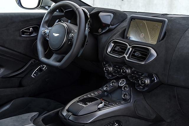 Das Cockpit hat ein unten abgeflachtes Lenkrad