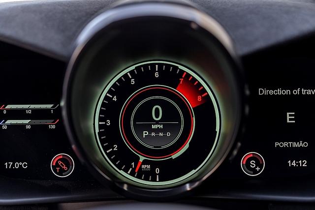 Wenn der Aston Martin Vantage scharf gestellt wird verfärben sich die Rundinstrumente rot
