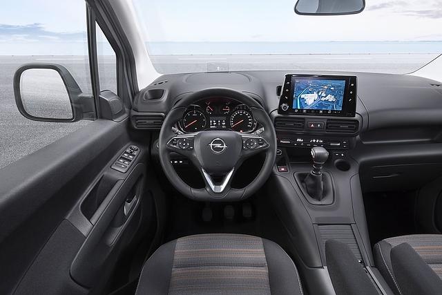 Das Cockpit ist leicht zum Fahrer geneigt