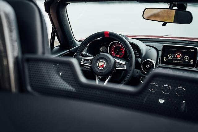 Das Cockpit entspricht dem Abart 124 Spider