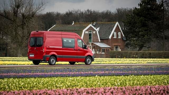 Der Sprinter tritt in Konkurrenz zum VW Crafter
