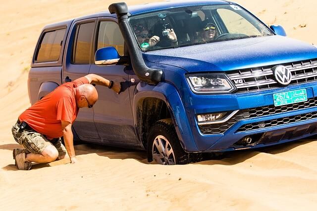 Wer bei Fahrten durch Sanddünen zu zaghaft agiert, kann den Amarok auch schnell festfahren