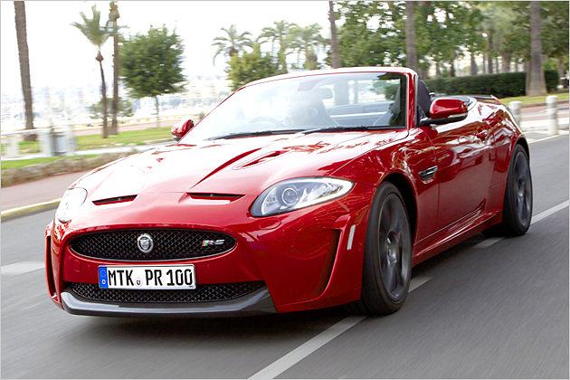 Die senkrechten seitlichen Lüftungseinlässe unterscheiden die S-Modelle der XKR-Reihe von den schwächeren Fahrzeugen