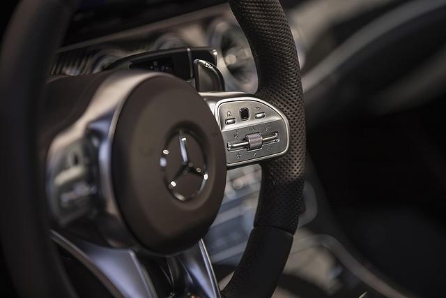 Das Lenkrad im Mercedes-AMG CLS 53 4MATIC ist gespickt von Funktionstasten
