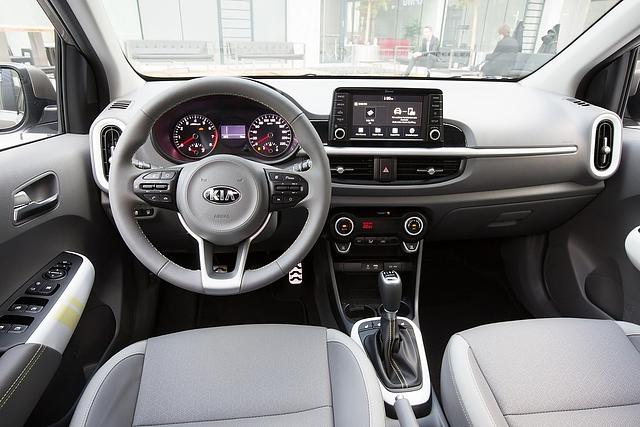 Das Cockpit ist übersichtlich gegliedert, die Bedienelemente für die Klimaanlage liegen etwas tief