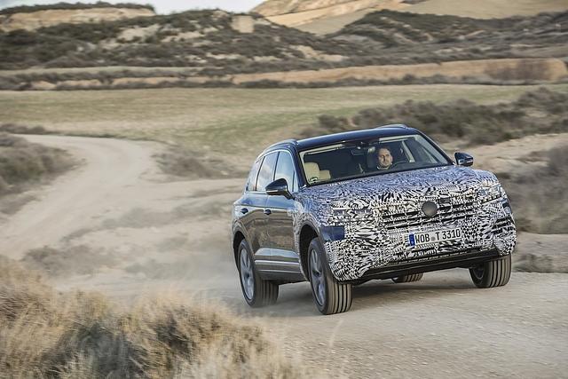VW Touareg 3.0 TDI 2018 - durch Luftfederung, aktive Dämpfer und Vierradlenkung kann er auch ein echter Geländewagen sein