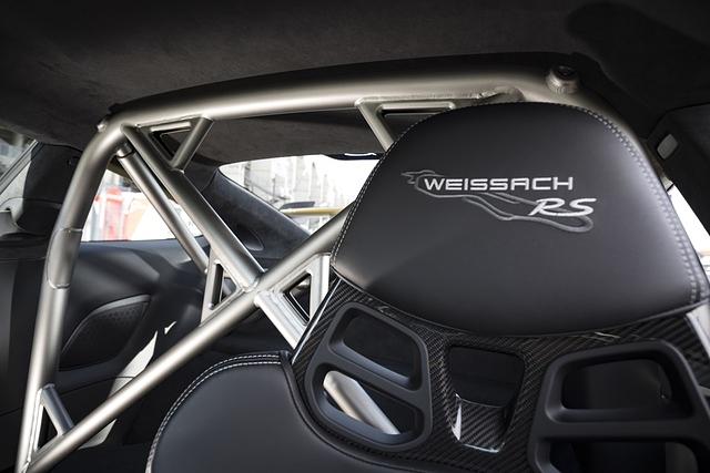 Titan-Überrollbügel und Weissach-Stickung