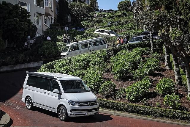 Den fahrenden Legenden können auch kurvigste Straßen wie hier die Lombard Street in San Francisco nichts anhaben.