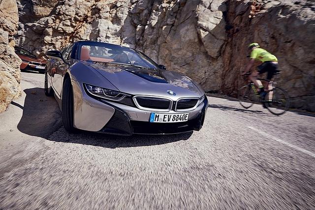 Selbst Radfahrer riskieren einen Blick auf den BMW i8 Roadster