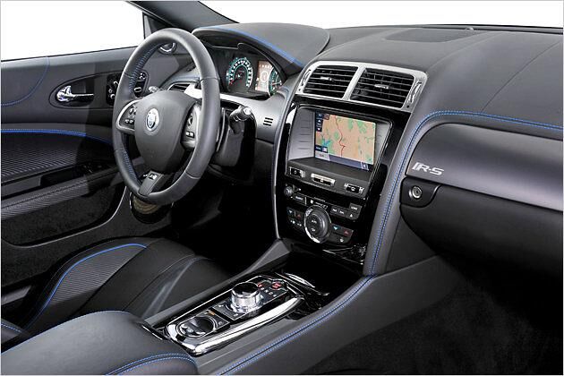 Leder, Klavierlack und Aluminium: Die Kabine des Jaguar XKR-S ist edel und sportlich durchgestylt