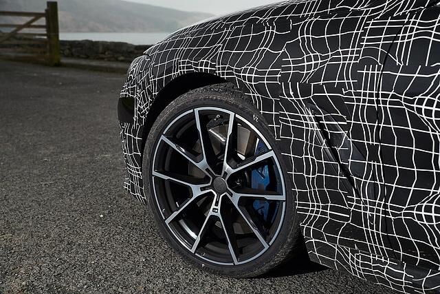 Der BMW 8er steht auf 20 Zoll Rädern