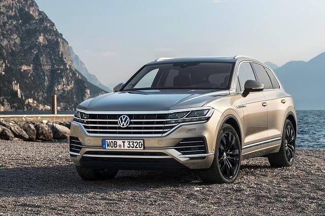 Auffallend beim Touareg ist vor allem die mächtige Frontpartie, mit ihrem massiven Grill, der mit den Scheinwerfereinheiten zu verschmelzen scheint