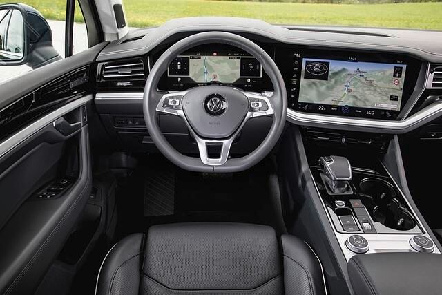Für den gesalzenen Aufpreis von 3.500 Euro gibt es das sogenannte Innovision-Cockpit. Es umfasst nochmals größere Bildschirme: 12 Zoll vor dem Fahrer und ein 15-Zoll-Touchscreen, beide nur durch...