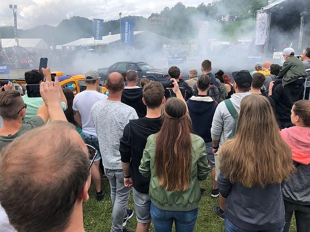 Auf dem Gummi-Platz haucht gerade ein Reifen mit einem lauten Knall sein Leben aus