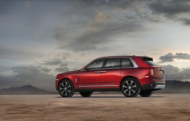 Rolls Royce Cullinan - wird standesgemäß von einem V12-Triebwerk befeuert