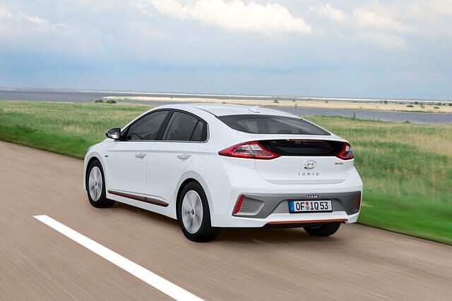 Beim Raumangebot muss man sich im Fall des Ioniq Electric nicht in Verzicht üben: Der Kofferraum fasst mindestens 350 Liter, maximal passen 1.410 Liter hinein