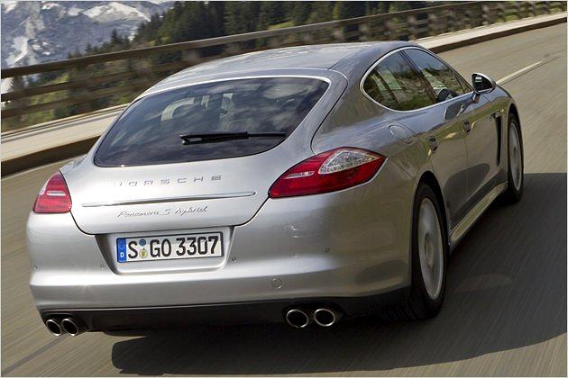 Besonders in der Kurve von Vorteil: Mit einer Achslastverteilung von 51 zu 49 Prozent zwischen vorne und hinten hat der Panamera S Hybrid die beste Gewichtsverteilung der gesamten Panamera-Reihe