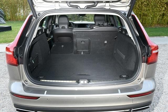 Obwohl der V60 mit 4,76 Metern Länge 18 Zentimeter kürzer ist als sein großer Bruder V90, und in der Seitenansicht sportlich ansteigt, passen 529 bis 1.441 Liter in den Kofferraum – und damit mehr...