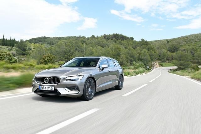 Fahrspaß kann mit dem Kombi durchaus haben, und im Vergleich zum größeren V90 fühlt sich der Neue deutlich handlicher an