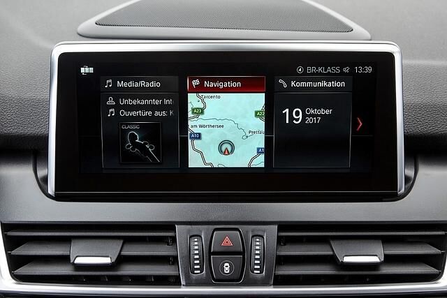 Das Infotainment hat die aktuelle BMW-Kacheloptik