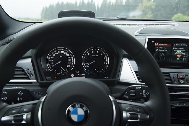 Die Rundinstrumente haben die \"Black-Panel-Technologie\" mit analogen Zeigern
