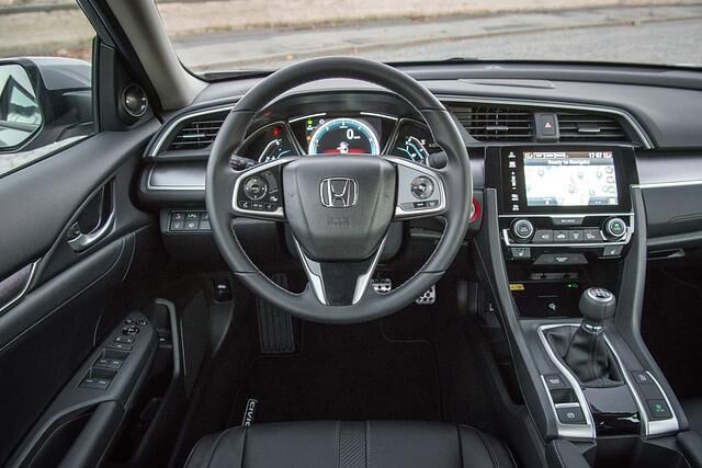 Der Arbeitsplatz im Honda Civic wirkt nicht mehr so futuristisch wie bei den Vorgängermodellen