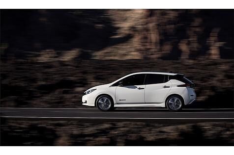 Auch von der Seite wirkt der Nissan Leaf deutlich dynamischer