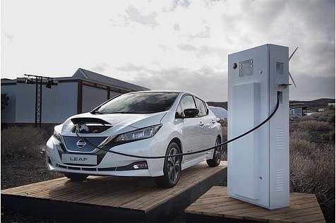 An einer Schnelladesäule lässt sich der Akku des Nissan Leaf in weniger als einer Stunde neu laden
