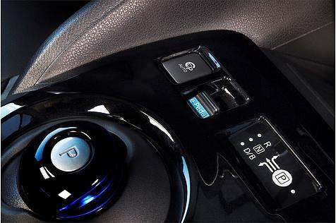 Der blau illuminierte Knauf bestimmt im Nissan Leaf den Fahrmodus