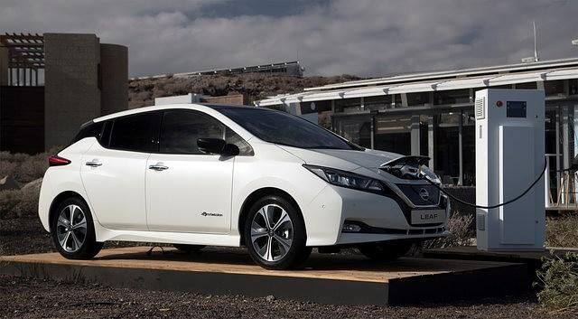Geladen wird der Leaf-Akku entweder über ein Typ-2-Kabel (bis 6,6 kW) oder per Gleichstrom mit Chademo-Stecker (bis 50 kW). 