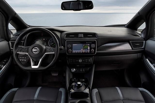 Deutlich konventioneller als bisher fällt auch das Cockpit aus