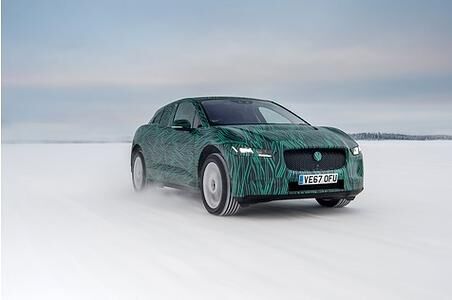 Jaguar i-Pace rollt an - Überholmanöver