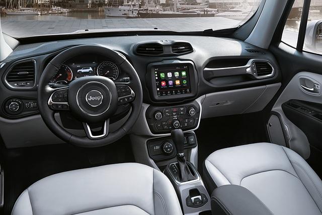Zum Modelljahr 2018 ist eine neue Infotainment-Generation für den Renegade verfügbar