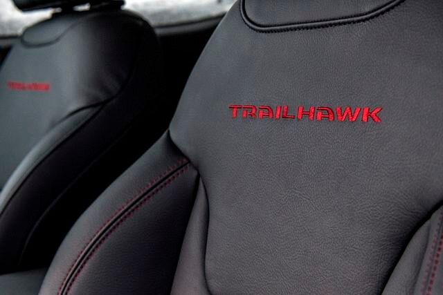 Das höchste Ausstattungsniveau Trailhawk bietet unter anderem Stickereien auf den Sitzen