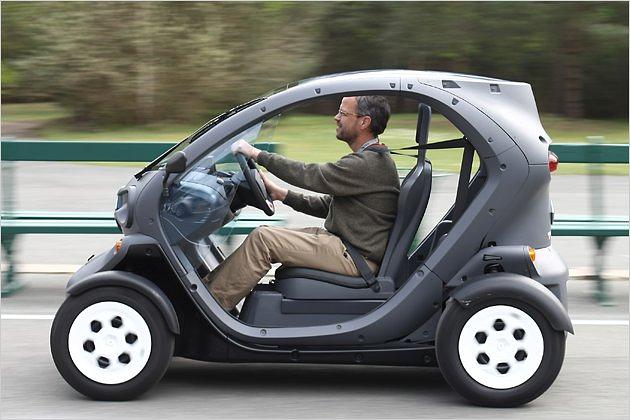 Der Twizy hat vier Räder, zwei Sitzplätze und ein festes Dach - aber keine Türen