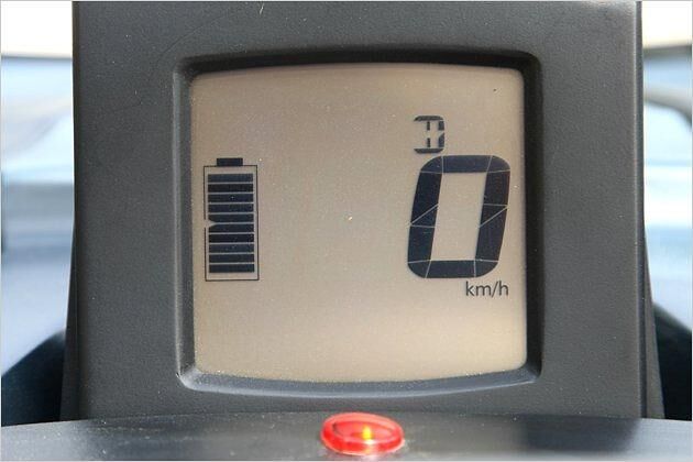 Simples Display: Batterieladeanzeige, Tachometerwert und Fahrmodus (D)