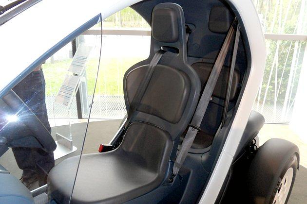 Der Twizy hat Platz für zwei Insassen, die hintereinander Platz nehmen