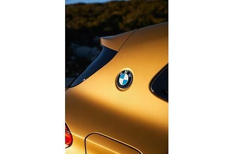 Wie bei einer modischen Jacke prangt das BMW-Logo an der Seite
