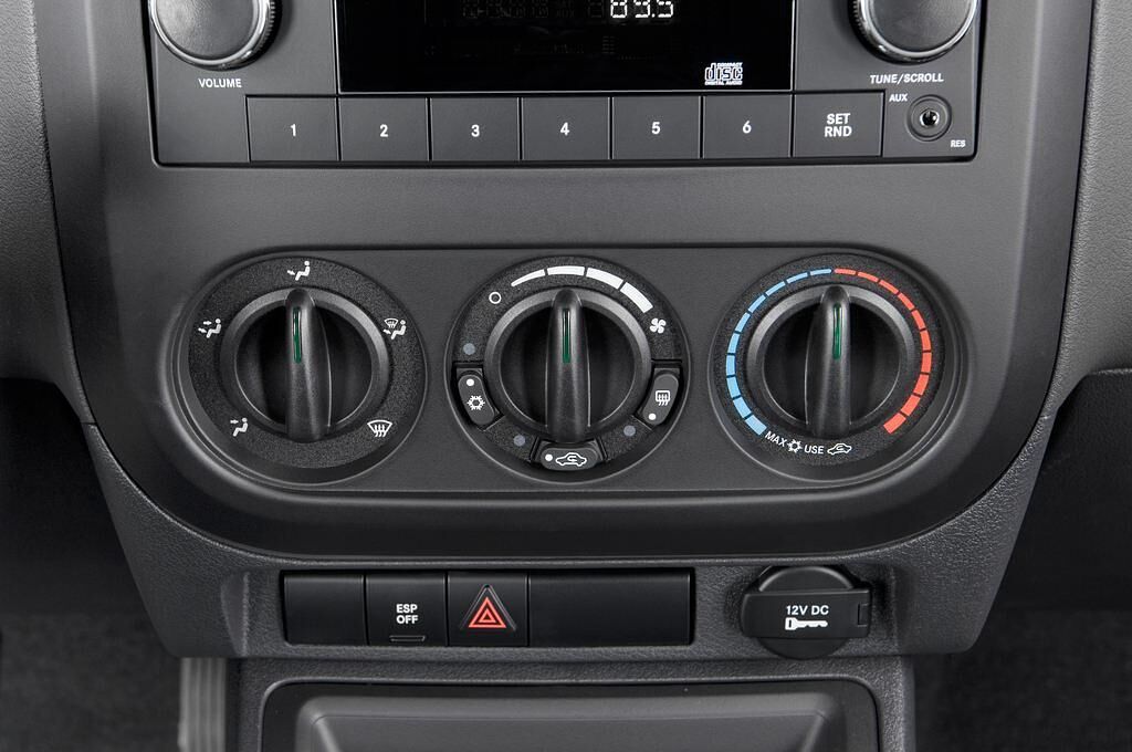Jeep Patriot (Baujahr 2010) Sport 5 Türen Temperatur und Klimaanlage